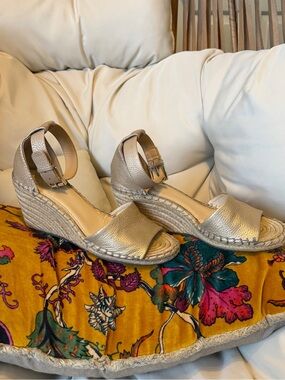 Vince Camuto Leera Espadrille Wedge Sandals – Gold Metallic – Size 8